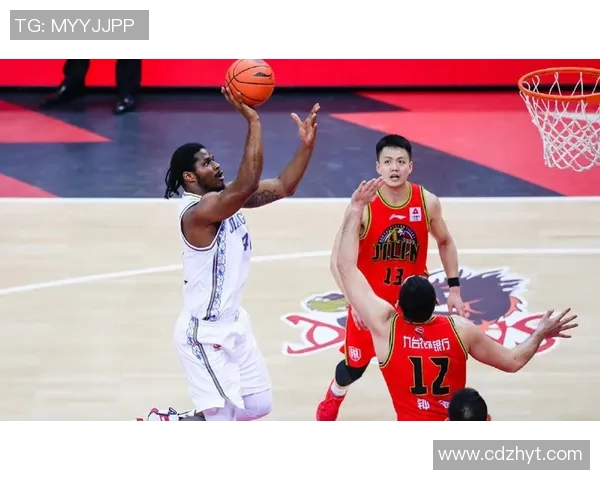 卡昂与洛里昂激战正酣比分悬念不断引发球迷热议